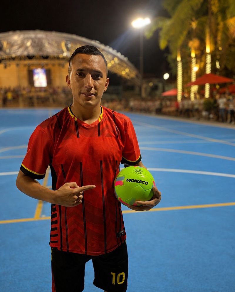 Cliente de MONACO señalando su balón en cancha de futsal