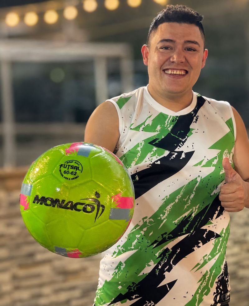 Cliente de MONACO sonriendo con su balón, pulgar arriba