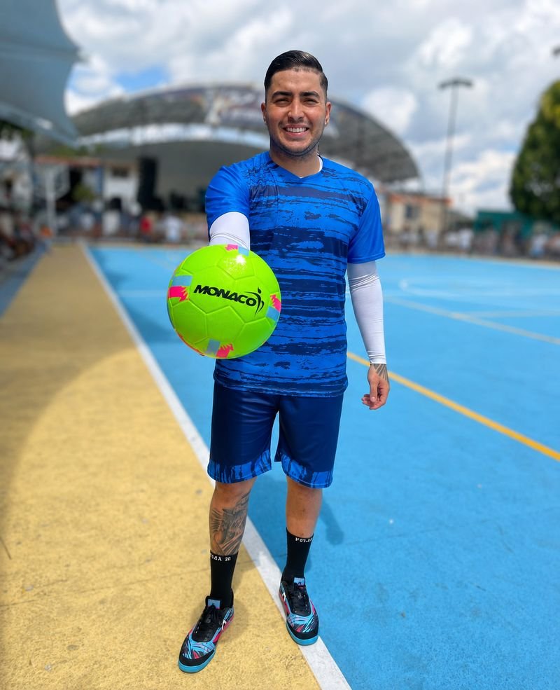 Cliente de MONACO extendiendo su balón en la cancha