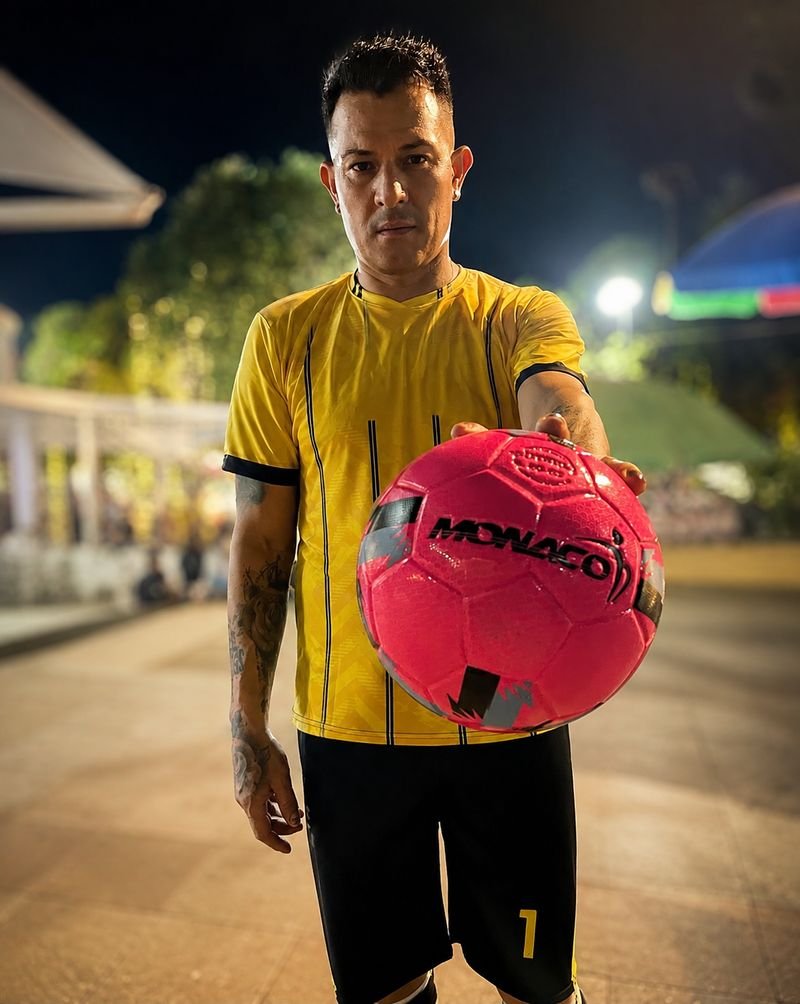 Cliente de MONACO con su balón en un evento nocturno